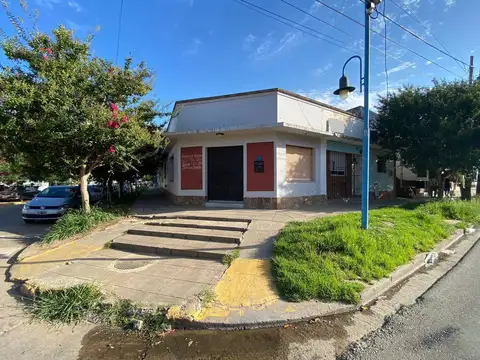 Venta de Casa 4 Ambientes en Escobar Centro, 2 Departamentos, Local y Cochera