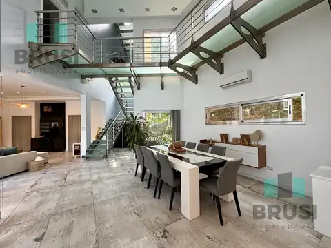 Casa en Venta con 3 cocheras