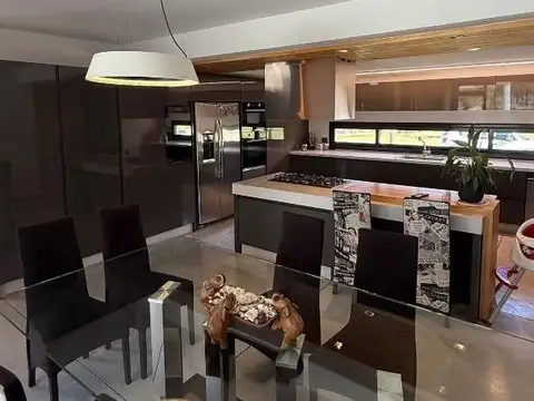 Casa 5 ambientes con 6 baños