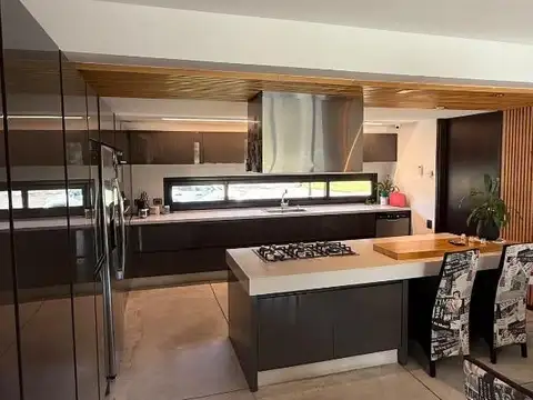 Casa en Venta con 6 cocheras