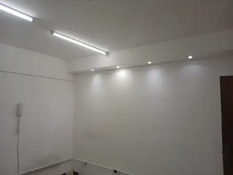 Local con subsuelo mas 2 oficinas en el centro de Morón frente a la Municipalidad