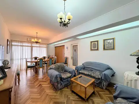 Venta Departamento 3 dormitorios con doble balcón. Cochera incluida. Centro, Rosario