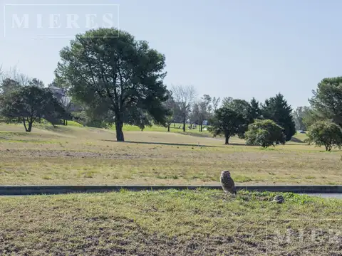 Lote de 1018m² en venta en Pilar Golf