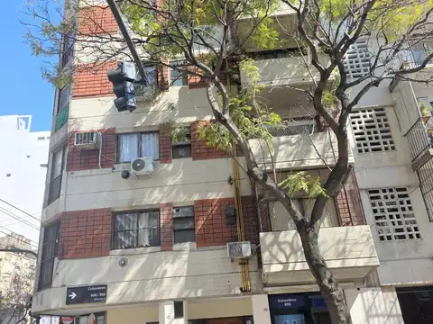 Almagro: Vta de dtos: 2 amb. al Frte. Balcón. Cocina y baño completos. Excelente luminosidad.-