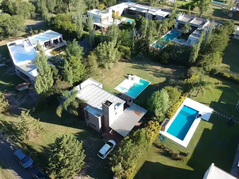 PUERTO ROLDÁN - Casa Vintage en Alquiler anual amoblada !