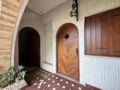 Casa 10 ambientes con 2 baños