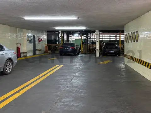 Cochera a media cuadra de Plaza Vicente López