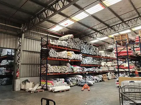 Depósito textil 6.000 m2 en Caballito 3 plantas Esquina 5 accesos 3 montacagas Oficinas y servicios