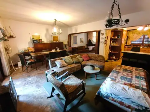 Casa 6 Amb. en Venta con Jardin y Balcón