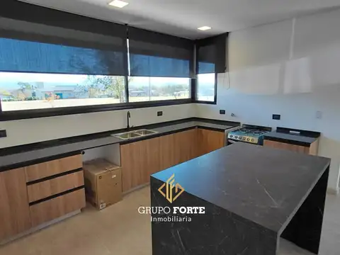 Casa 4 ambientes con 4 baños