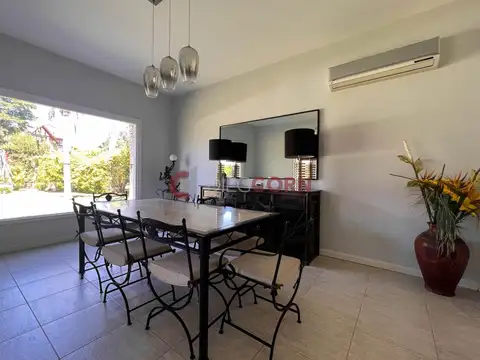 Casa 8 ambientes con 7 baños