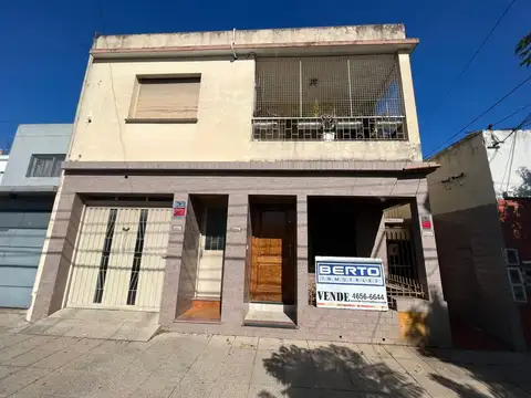 *MUY BUENA CASA PH DE 2 AMB. EN P.B. AL FRENTE *CON PATIO Y LAVADERO *REFACCIONADO A NUEVO 