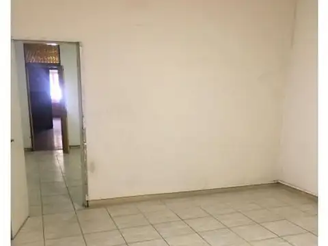 USO COMERCIAL O FAMILIAR. Casa en Planta Baja. Tres dormitorios mas patio.