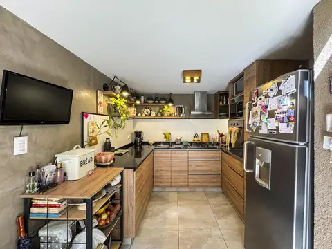 Casa de pasillo moderna con 3 dormitorios, patio y terraza