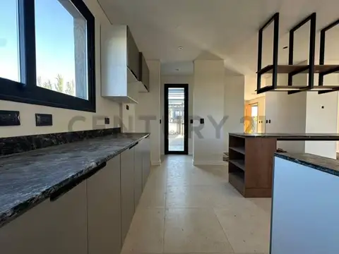 Casa 6 ambientes con 3 baños