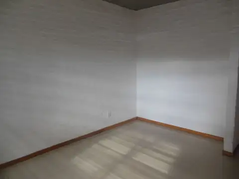 A dos cuadrasde la Interbalnearea. Al Fondo, super privada.