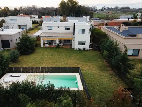 Casa 6 ambientes con 2 baños