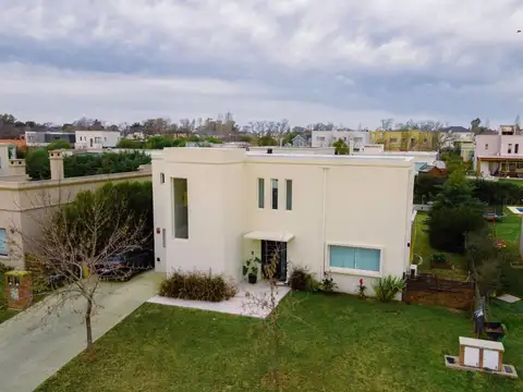 Casa con 4 dormitorios y pileta en Barrio Santa Guadalupe