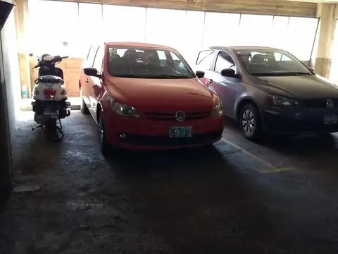 Amplia cochera para auto y moto a 2 cuadras de Cabildo!