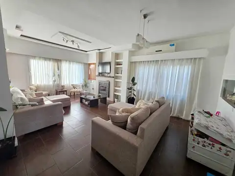 Casa 5 ambientes con 4 baños