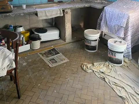 Casa a refaccionar 6 ambientes y dos locales