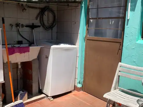 *PH DE 2 AMB. Y 1/2 POR PASILLO CON PATIO Y LAVADERO (EN DUPLEX) *A 2 CUADRAS DE BRANDSEN