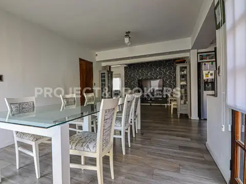 Casa en Venta con 3 cocheras