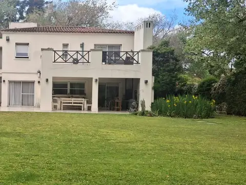 CASA UNICA, AMPLIO PARQUE, 5 HABITACIONES