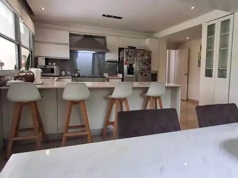 Casa 7 ambientes con 4 baños