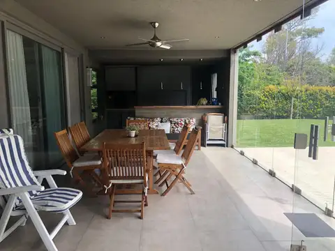 Casa 6 ambientes con 5 baños