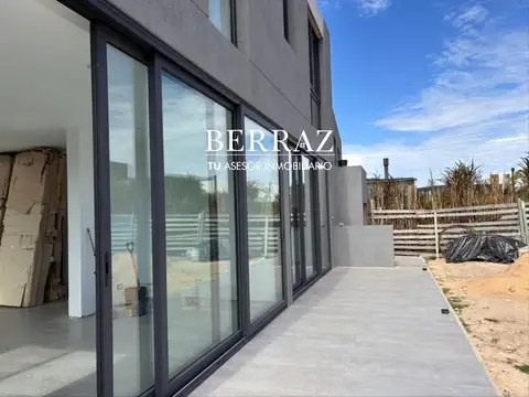 Casa en Venta con 4 cocheras