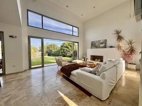 Casa en Alquiler con 2 cocheras