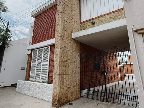 Casa en venta de 3 dormitorios c/ cochera en Universitario