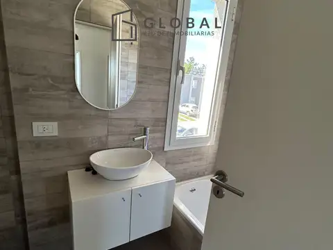 Casa 4 ambientes con 2 baños