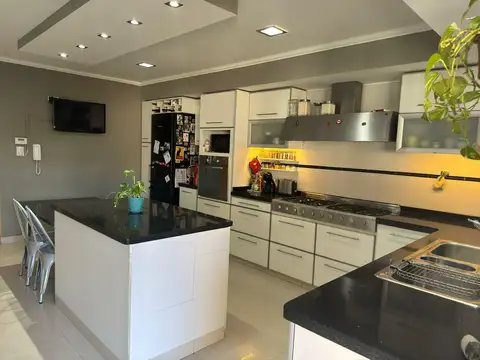 CASA 3 AMBIENTES CON PARQUE, PILETA Y PARRILLA