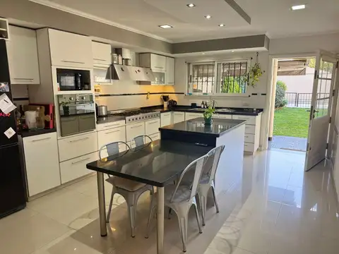 CASA 3 AMBIENTES CON PARQUE, PILETA Y PARRILLA