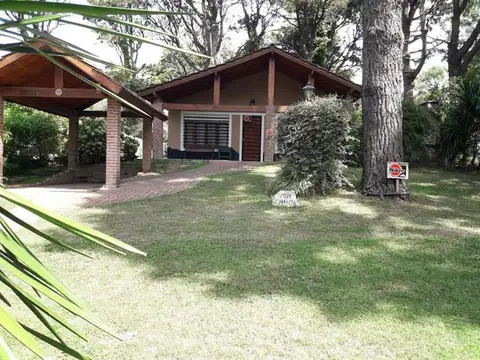 Chalet 3 ambientes, 2 dormitorios con placard, cocina completa, baño