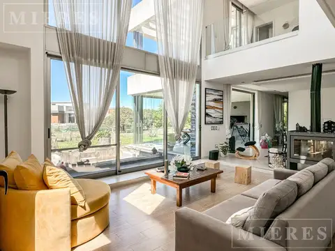 Casa en Venta con 9 cocheras