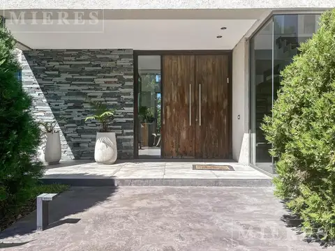 Casa 7 ambientes con 4 baños