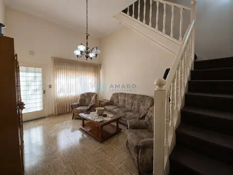 Casa 4 ambientes con 2 baños