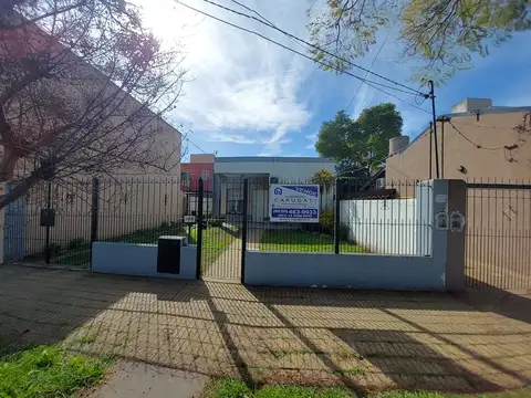 Merlo centro, 2 dormitorios, coc.- comedor, baño. Dto: coc.-comed, baño, 1 dormit. lote 9.60 x 43 mt