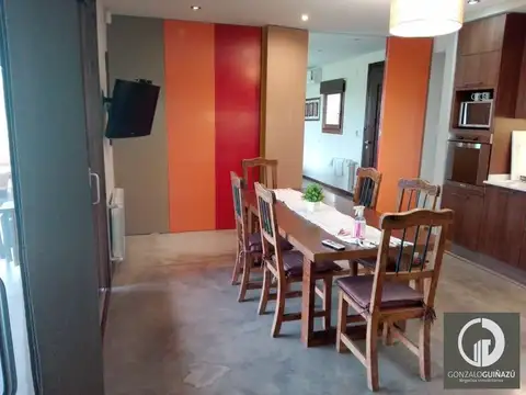 Casa en Alquiler con 2 cocheras