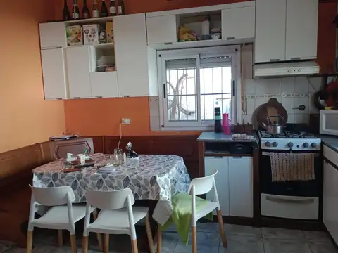 VENTA CASA DE TRES AMB.