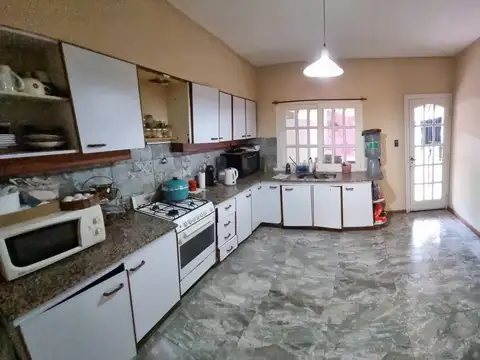 Casa 6 ambientes con 2 baños