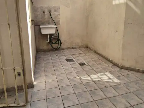 TIPO CASA 2 AMB EN PTA BAJA PATIO CON LAVADERO * A MTS DE PLAZA DE VERSALLES*