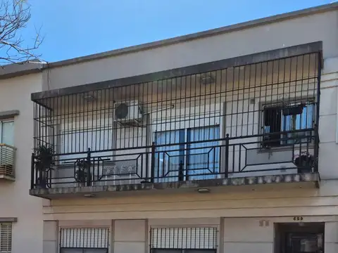 TIPO CASA 2 AMB EN PTA BAJA PATIO CON LAVADERO * A MTS DE PLAZA DE VERSALLES*