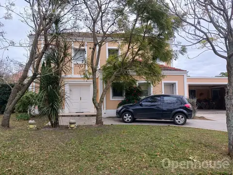 Casa en  venta en Barrio Los Jazmines de 5 ambientes con piscina