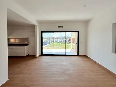 Casa 4 ambientes con 2 baños