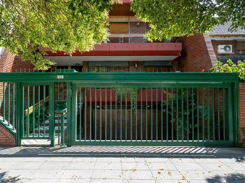 CASA  VENTA LOTE PROPIO  VERSALLES. PATIO-QUINCHO