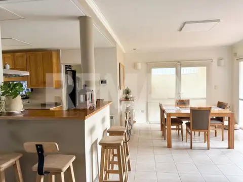 Casa 8 ambientes con 4 baños